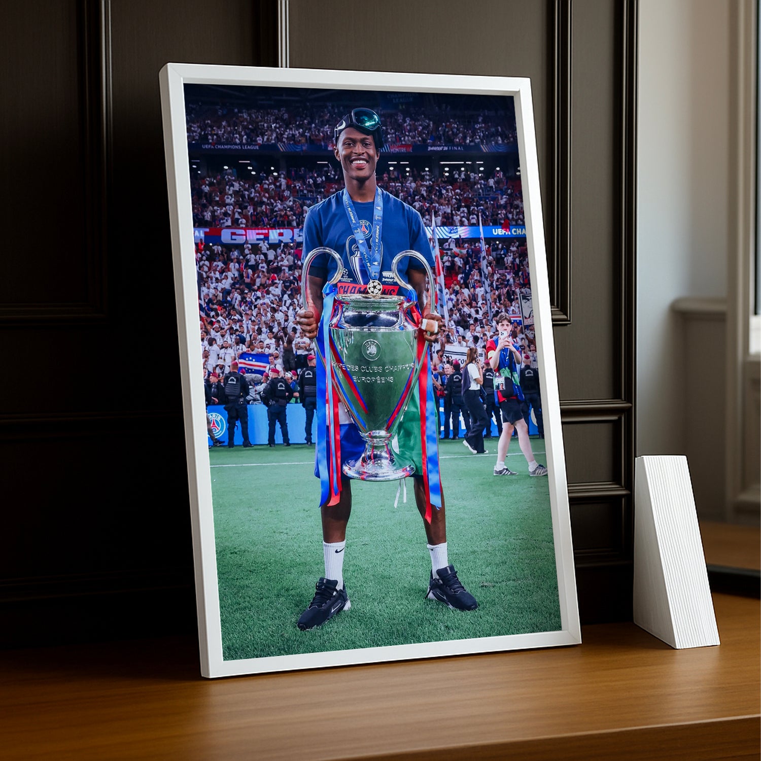 Cadre Photo Nuno Mendes – Trophée Champions League 2026 | PSG TonCadre