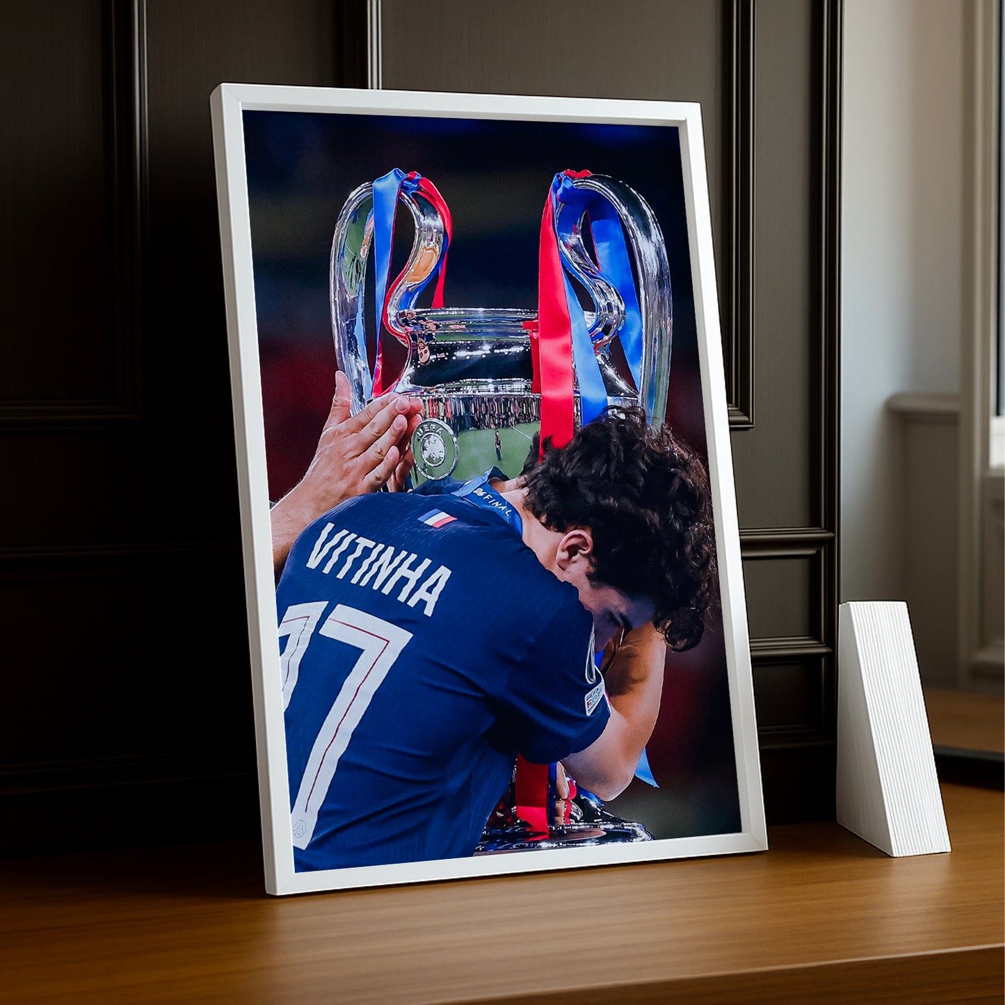 Cadre Photo Vitinha – Baiser du Trophée Champions League 2026 | PSG TonCadre