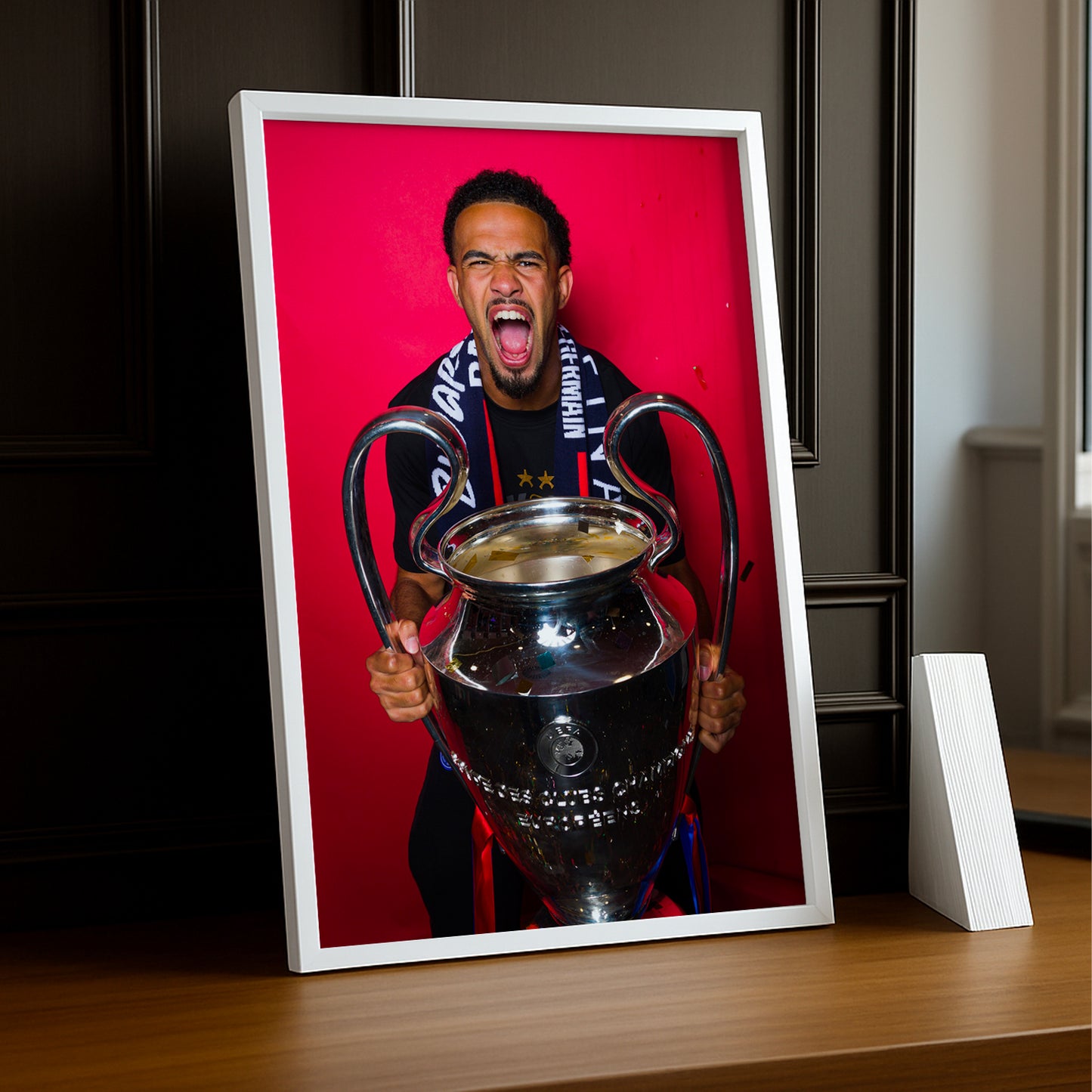 Cadre Photo Warren Zaïre-Emery – Trophée Champions League 2026 Fond Rose | PSG TonCadre