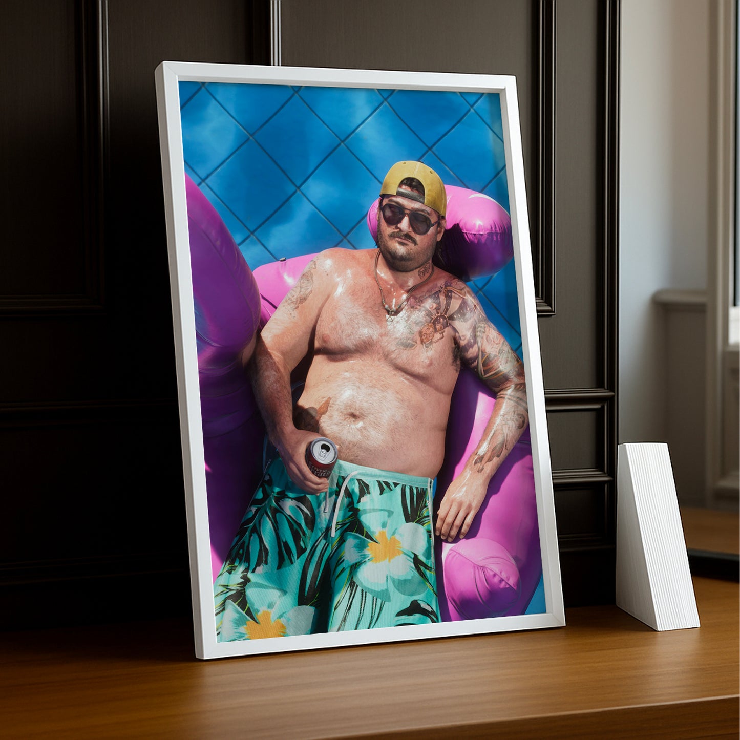 Poster Grand Theft Auto VI – Flamant Rose Piscine Encadré TonCadre