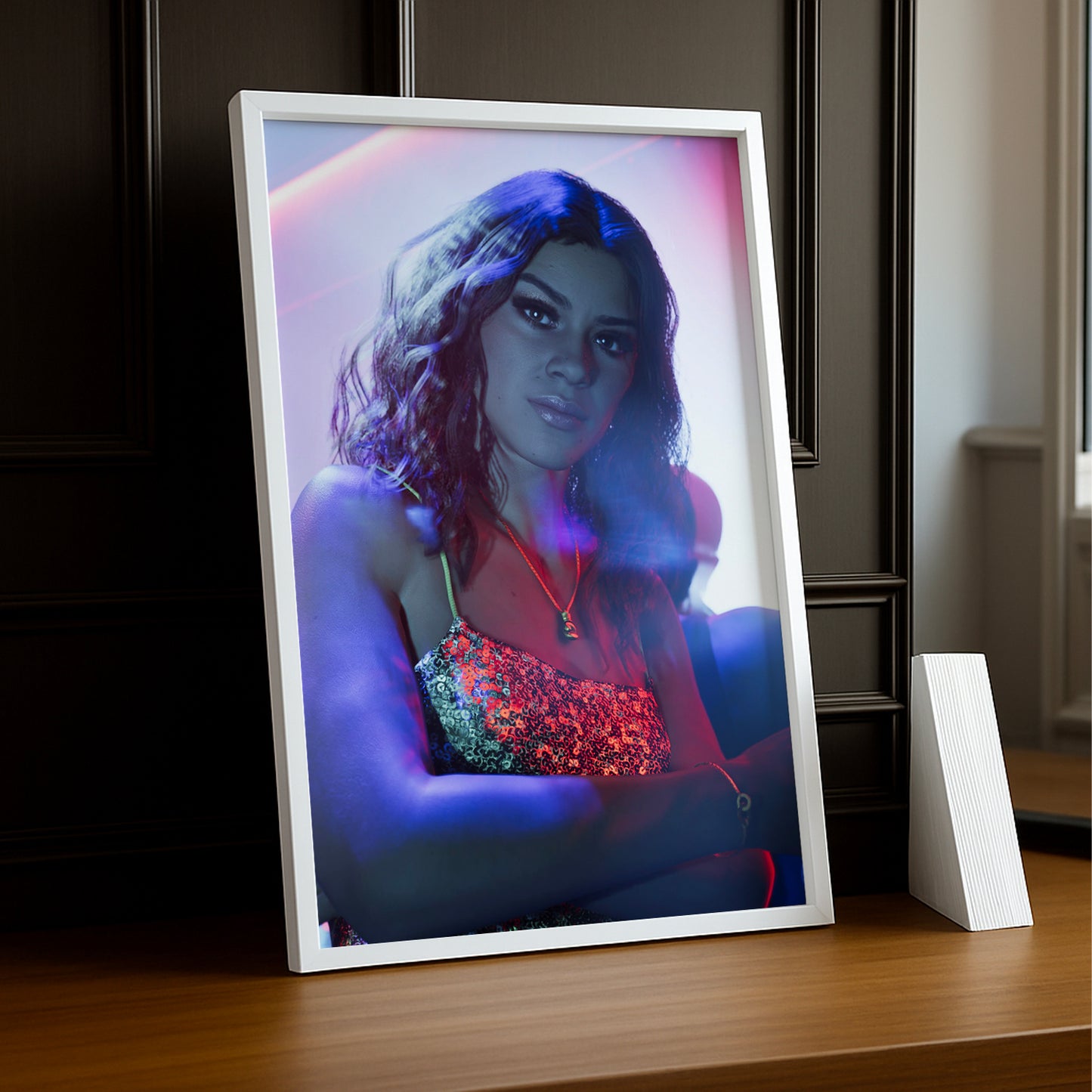 Poster Grand Theft Auto VI – Portrait Lucia Néon Encadré TonCadre