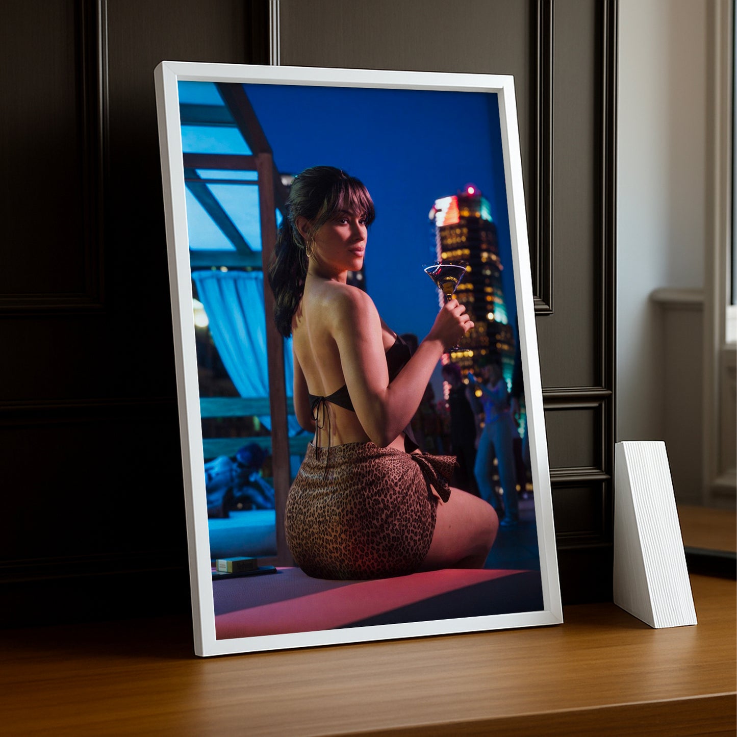 Poster Grand Theft Auto VI – Lucia Rooftop Encadré TonCadre
