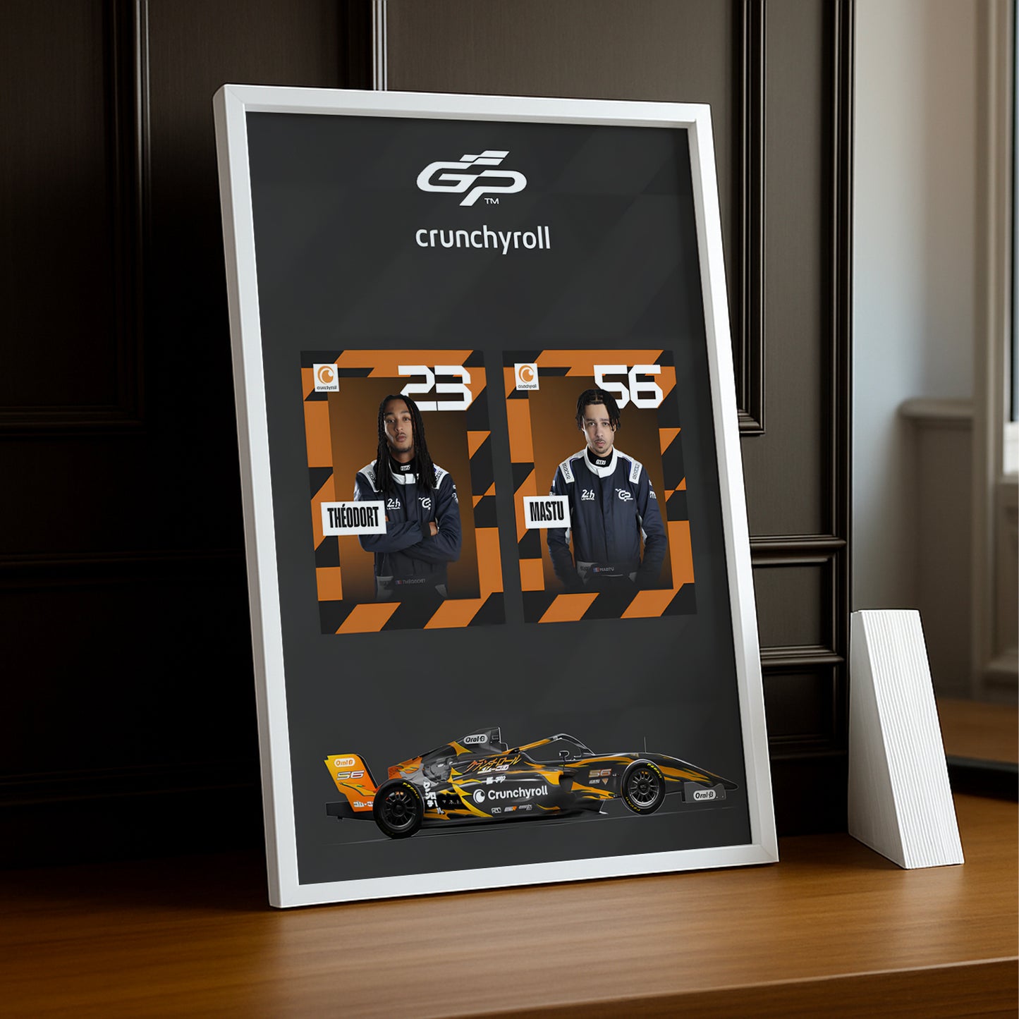 Cadre Photo GP Explorer Mastu x Théodort x Crunchyroll – L’Alliance Parfaite entre Vitesse, Passion et Culture Anime